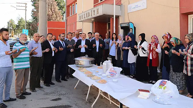 Hadim'de AK Parti Kadın Kolları aşure dağıttı