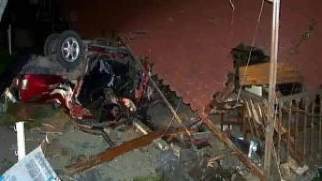 Otomobil lokanta verandasına düştü