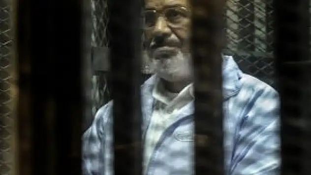 Rabia işaretiyle çıktı, mahkemeye sırtını döndü