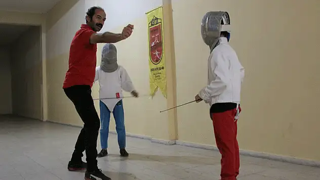 Hastanede radyolog, salonda eskrim antrenörü