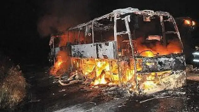 Yolcu otobüsü kamyonla çarpıştı: 47 ölü