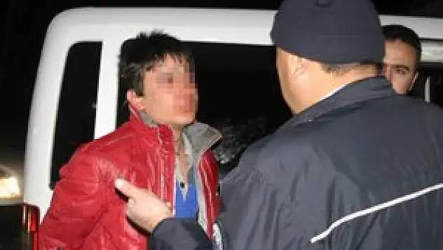 Yakalanan gençler göz yaşlarını tutamadı