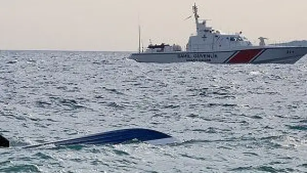 Batan teknedeki kaçak göçmenler helikopterle aranıyor