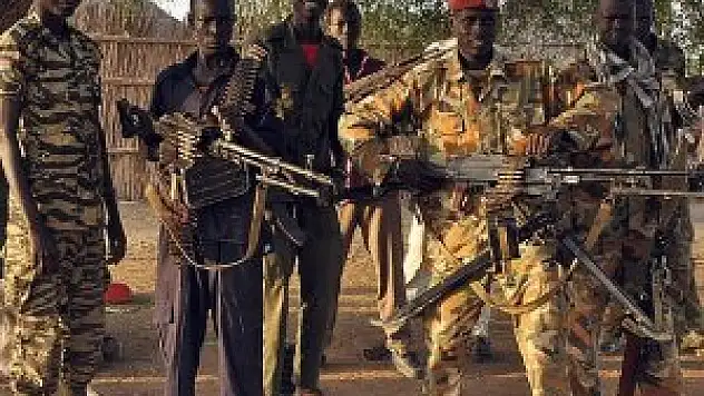 Güney Sudan'da isyancı birlikler Renk kentini bombalıyor