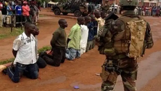 Orta Afrika Cumhuriyeti'nde Fransız askerleri Müslümanları hedef alıyor...