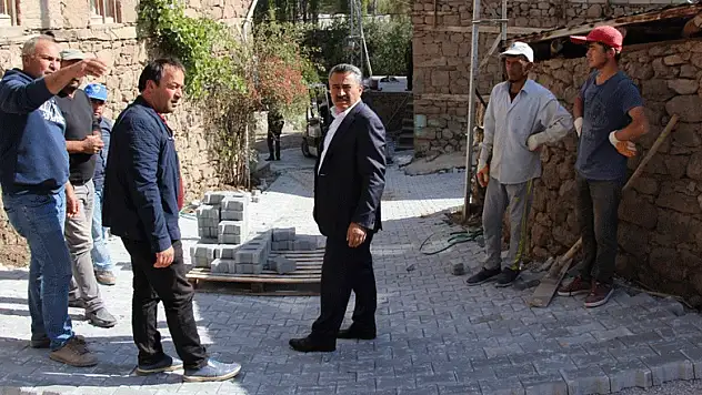 Seydişehir'de parke ve asfalt serimi sürüyor