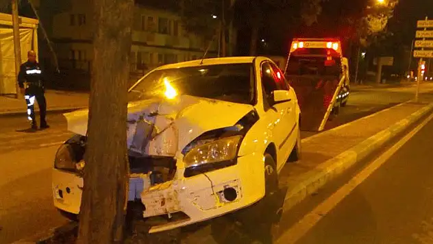 Beyşehir'de otomobil ağaca çarptı: 1 yaralı