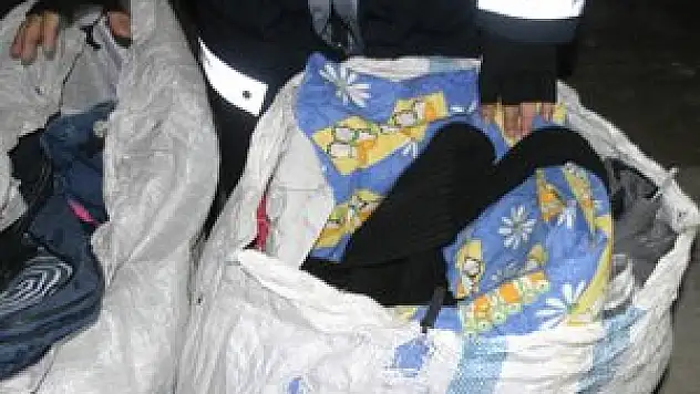 Yastık ve yorgana sarılı kaçak sigara