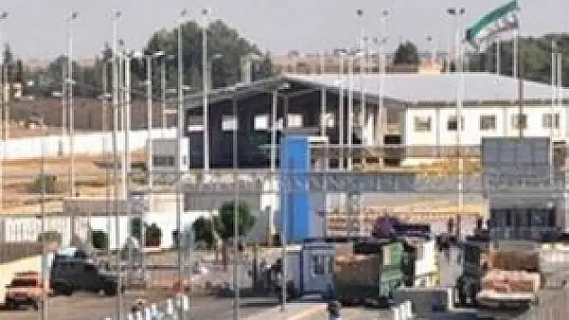 Dört gazeteci Türkiye sınırında bulundu