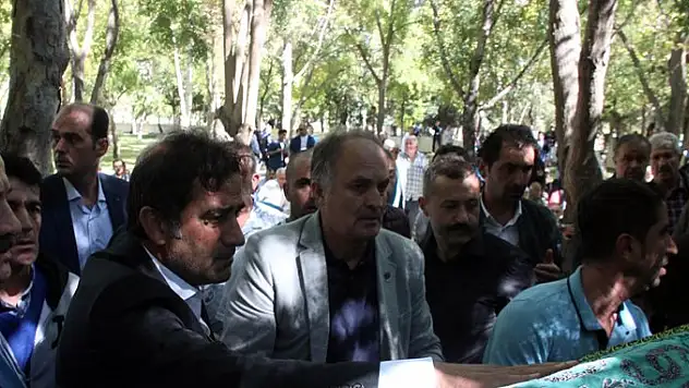 Ünal Karaman, annesini toprağa verdi!