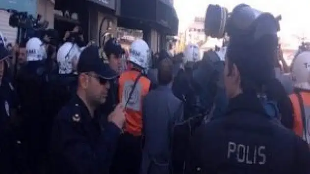 Gezi Parkı'ndaki DİSK üyelerine müdahale