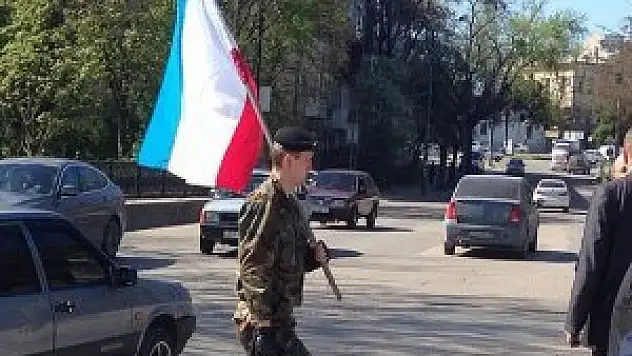 Ukrayna bayrağını indirip Kırım bayrağı astılar