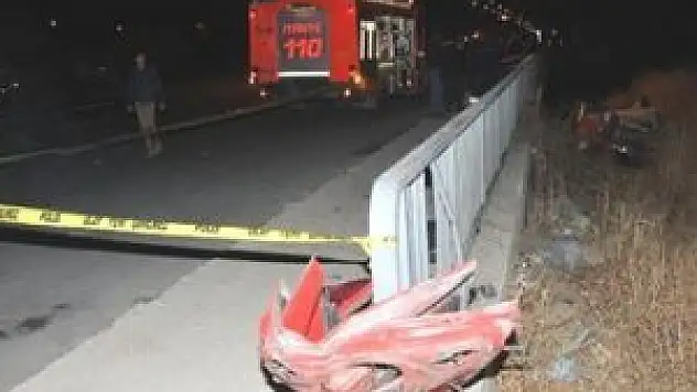 Otomobil köprü korkuluklarına çarptı: 1 ölü, 1 yaralı