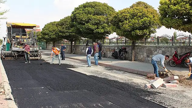 Beyşehir'de sıcak asfalt çalışmaları sürüyor