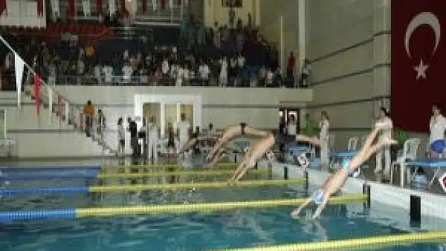 Rumi Çocuk Spor Oyunları'nda yüzme, tenis, halter müsabakaları vardı