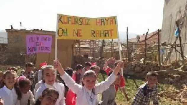 Köyde ilginç eylem,  'küfür karşıtı' pankartlarla yürüdüler