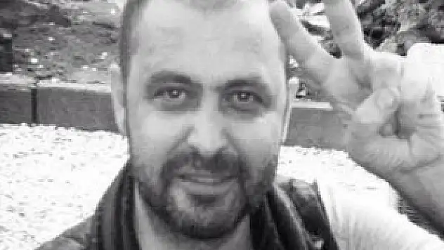 Nejat İşler'in fotoğrafında dikkat çeken ayrıntı