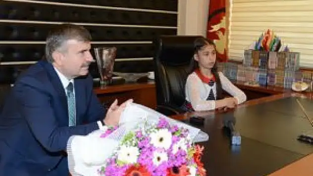 Başkan Akyürek koltuğu Aleyna'ya devretti