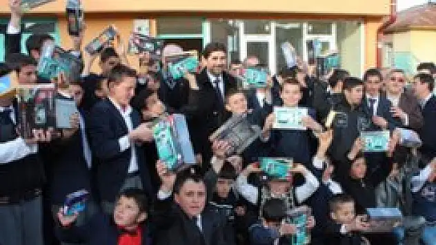 Tatilde camiye gelene bilgisayar ödülü