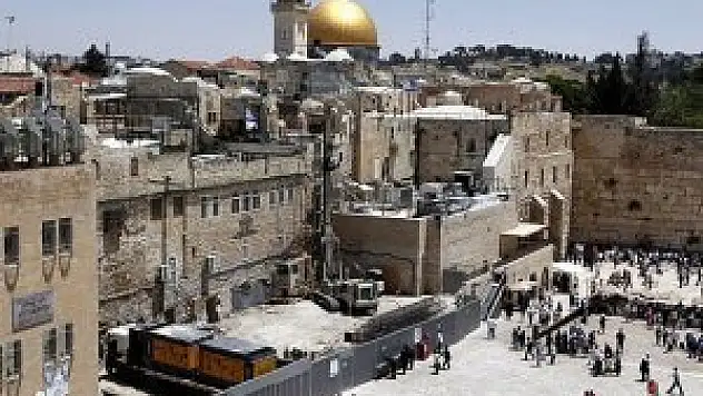 İsrail Filistin'le barış görüşmelerini askıya aldı