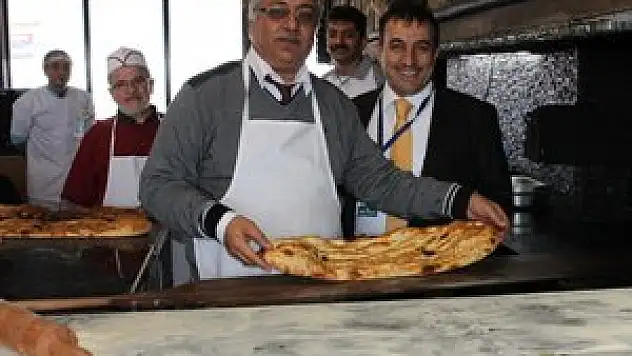 Yerlikaya Taş Fırında Başbakan'a ekmek yaptı