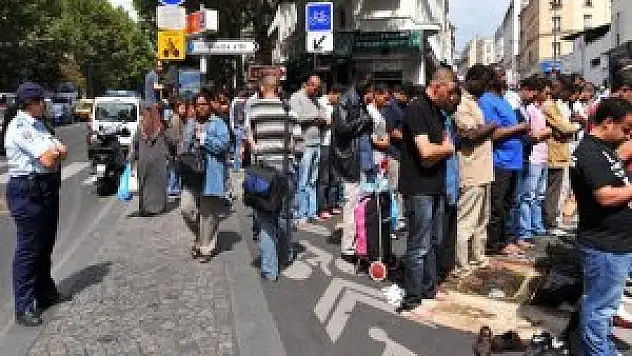 Fransa'da yeni belediye başkanı cami projesine karşı çıktı