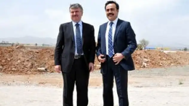 Öztürk ve Akyürek, Büyükşehir tarafından yapılan Fuar Merkezi'ni çevre yollarına bağlayan yol yapımını inceledi