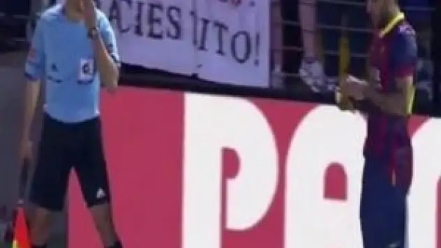 Kendisine atılan muzu yedi!