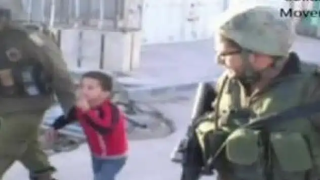 İsrail askerleri 6 yaşındaki çocuğu gözaltına aldı