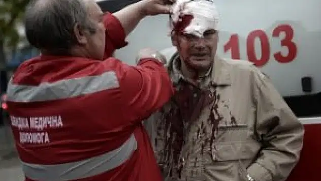 Ukraynalılarla Rusya yanlısı grup arasında çatışma