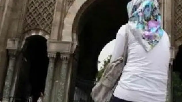 Başörtülüyü derse sokmayan profesöre hapis