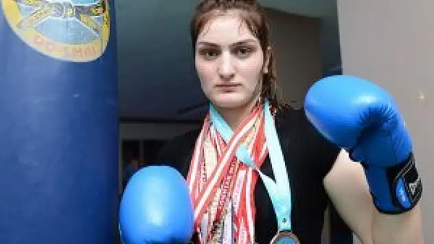 Şampiyon sporcunun madalyalarını çaldılar