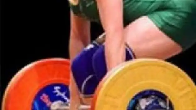 Bayanlar 48 kiloda Gamze Yayla, koparmada gümüş madalya kazandı