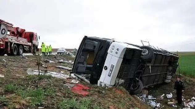 İşçileri taşıyan otobüs devrildi: 37 yaralı