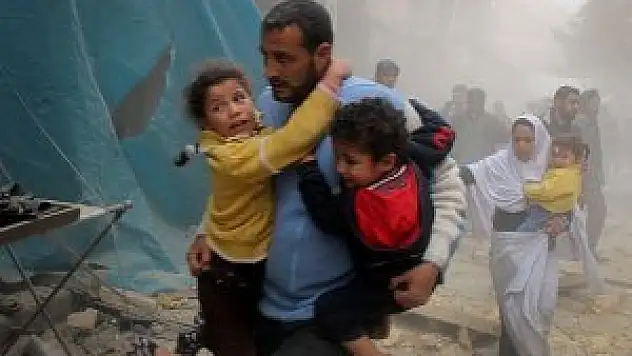 Halep'te pazar yerine varil bombalı saldırı