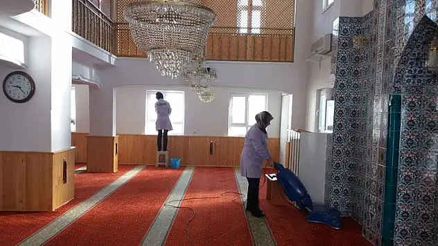 Ilgın Belediyesi camileri temizliyor