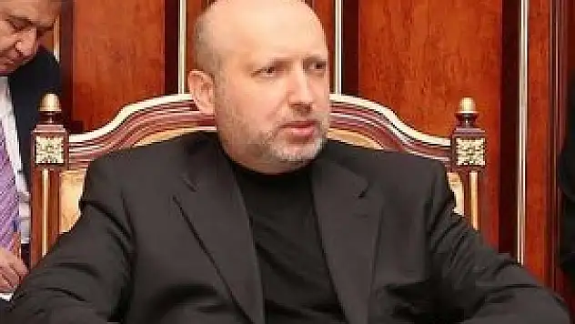 Turçinov, 'zorunlu askerlik' kararnamesini imzaladı