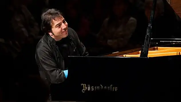 AK Parti kazandı, piyanocu kızdı