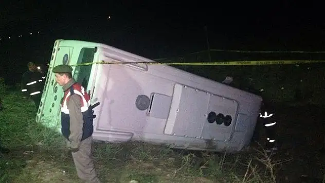 Öğrencileri taşıyan midibüs devrildi: 17 yaralı