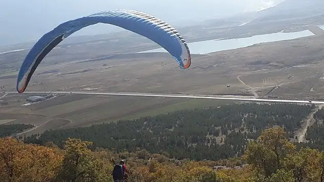 Seydişehir Çal Tepesinde ilk kez yamaç paraşütü atlayışı gerçekleştirildi
