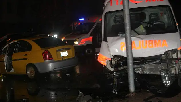 Ambulansla ticari taksi çarpıştı