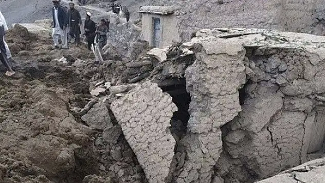 Afganistan'da 2 bin 100 ölü!