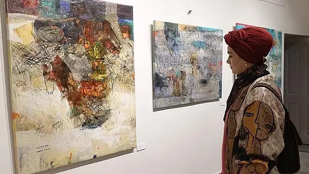 Suriyeli sanatçının 'Kaldırımdaki Çocukluk' sergisi açıldı