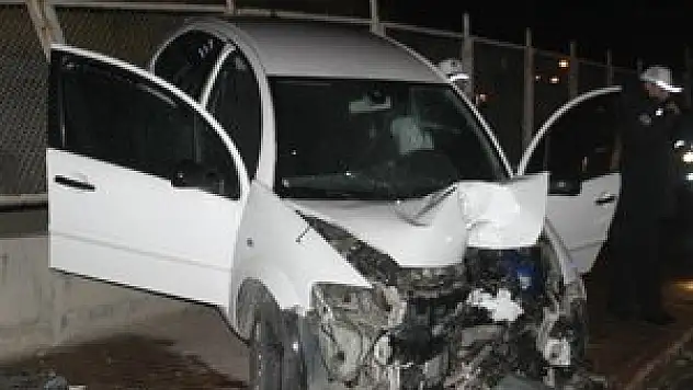 Otomobil duvara çarptı: 1 yaralı