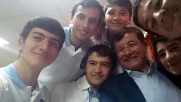 Davutoğlu'dan yemekhane 'selfie'si