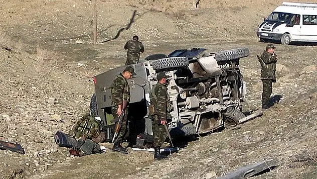 Askeri araç şarampole yuvarlandı: 3 şehit