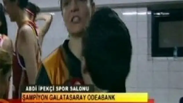 Kadınların soyunma odasında canlı yayın krizi!