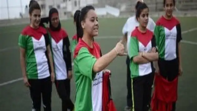 Filistinli kızlar sabah okulda akşam idmanda