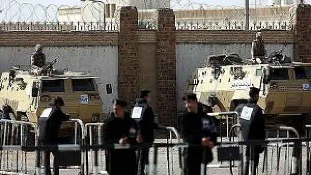 Mursi'nin yargılandığı davanın duruşması ertelendi