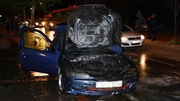 Seyir halindeki otomobil yandı